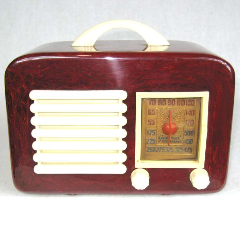 1940 Red General Television Catalin / Bakelite Tube Radio - Image 2